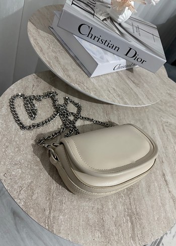 Zara Zincir Detaylı Krem Deri Kadın Çanta