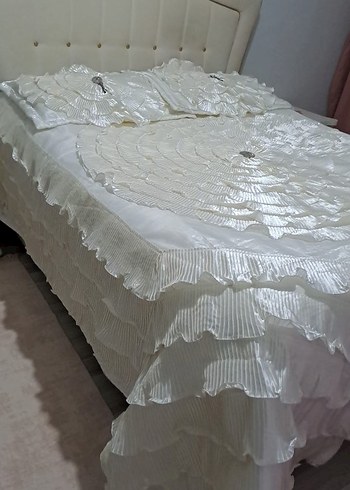 İşlemeli Parlak Beyaz Yatak Örtüsü - Görsel 2