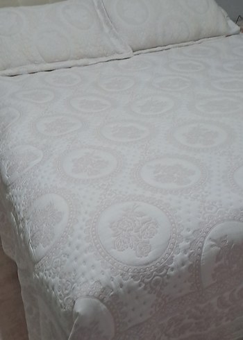 Madame Coco İşlemeli Beyaz Yatak Örtüsü