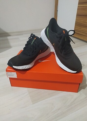 Nike Revolution