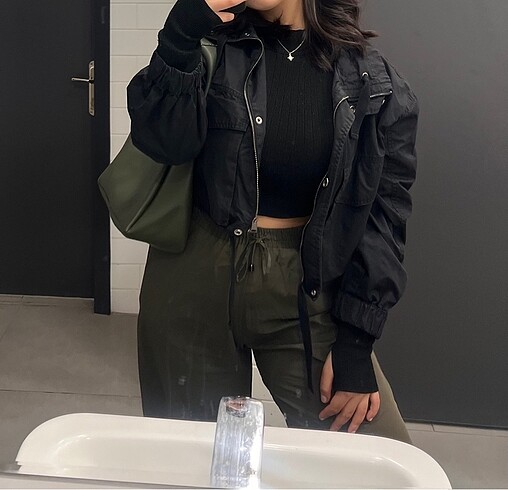 Bershka pamuk ve naylon karışımı kısa crop ceket