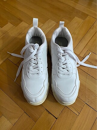 Beyaz ayakkabı .