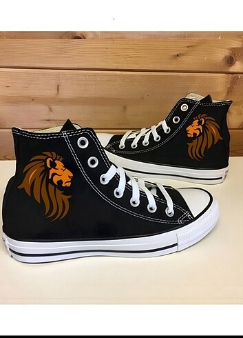 33 numara siyah aslan desenli Converse 