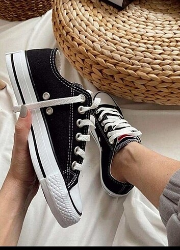 37 numara siyah Convers