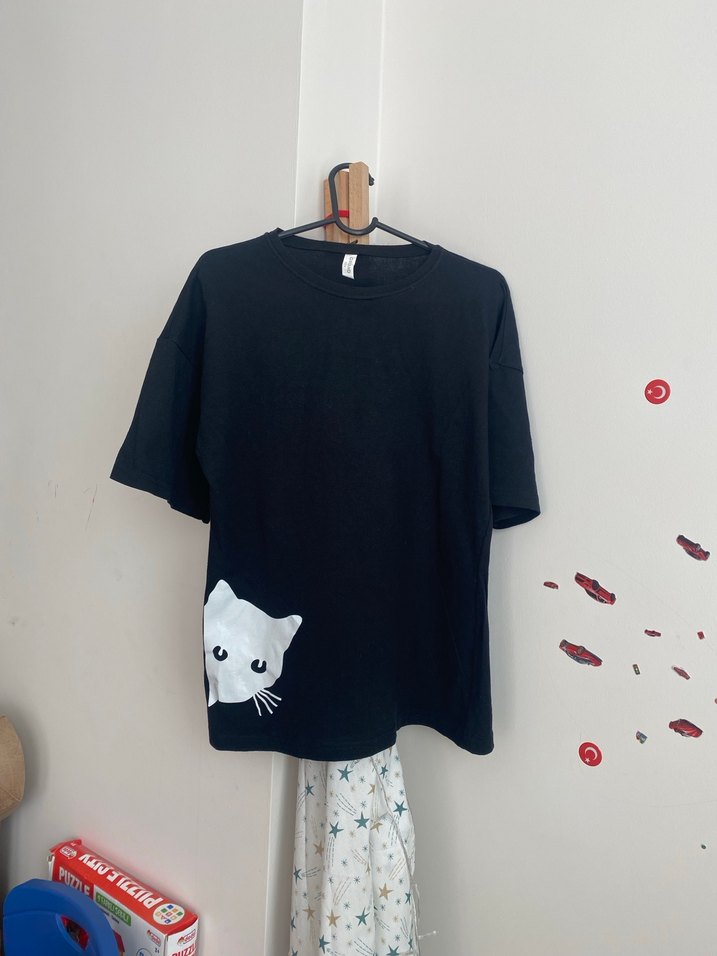 Siyah Baskılı Sokak Stili Kedi Tişörtü - Görsel 3