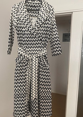 Uzun Kollu Beyaz Yılan Desenli Kadın Elbise - Görsel 2