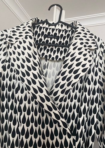 Uzun Kollu Beyaz Yılan Desenli Kadın Elbise - Görsel 3