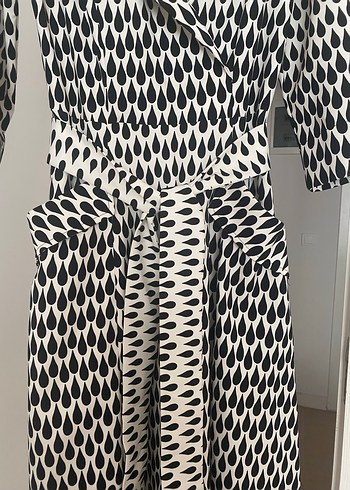 Uzun Kollu Beyaz Yılan Desenli Kadın Elbise - Görsel 4