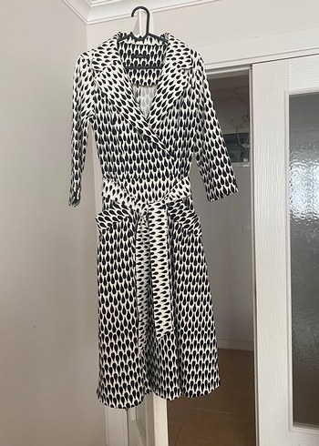 Uzun Kollu Beyaz Yılan Desenli Kadın Elbise - Görsel 9