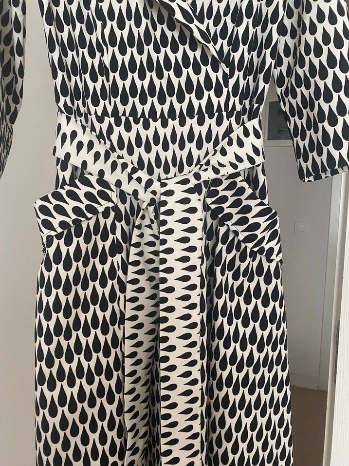 Uzun Kollu Beyaz Yılan Desenli Kadın Elbise - Görsel 4