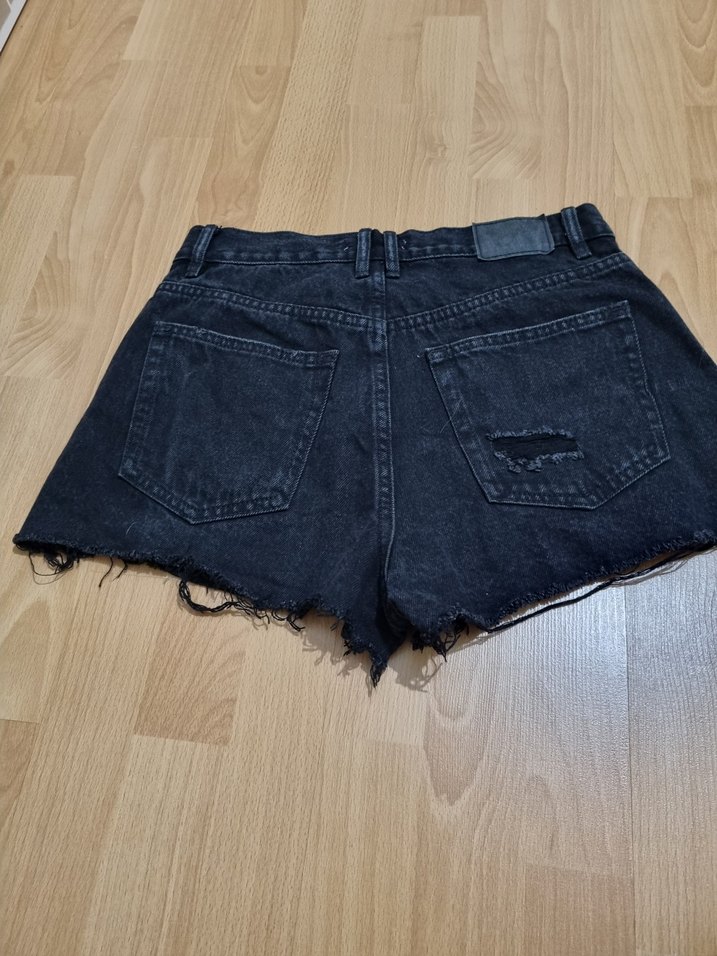 Siyah Yırtık Mini Denim Şort - Görsel 2
