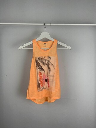 Gap T-shirt %70 İndirimli.