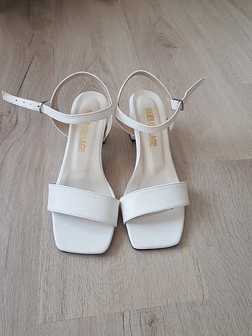 Beyaz topuklu ayakkabı