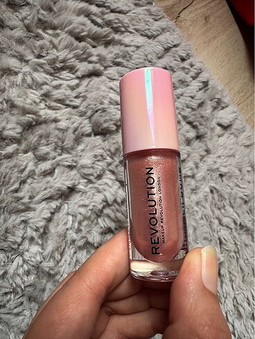  Beden revolution shimmer bomb lipgloss