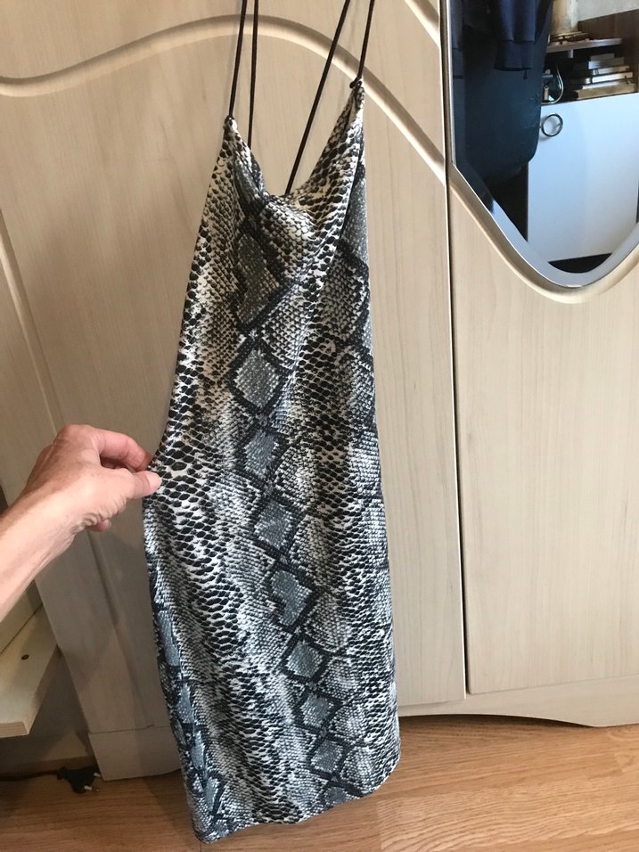 Yılan Desenli Zincir Detaylı Gri Elbise - Görsel 2