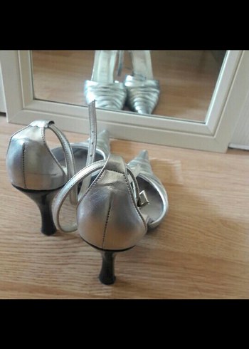 Gri Parlak Metal Tokalı Stiletto Kadın Ayakkabı - Görsel 4