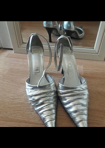 Gri Parlak Metal Tokalı Stiletto Kadın Ayakkabı - Görsel 3