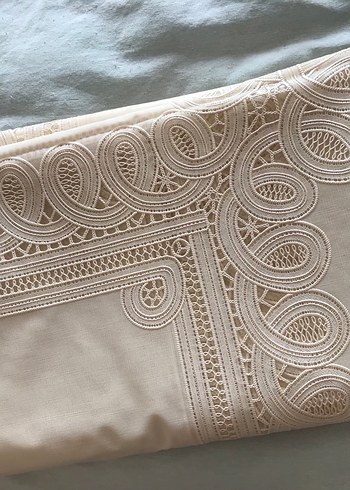 Nakışlı Beyaz Masa Örtüsü - Görsel 3