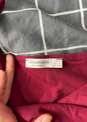 Stradivarius Bordo Drapeli İnce Askılı V Yaka bluz - Görsel 3