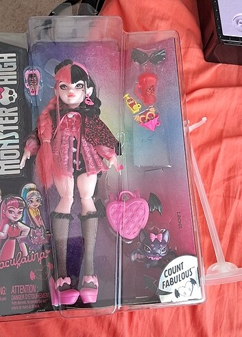Draculaura (rez)