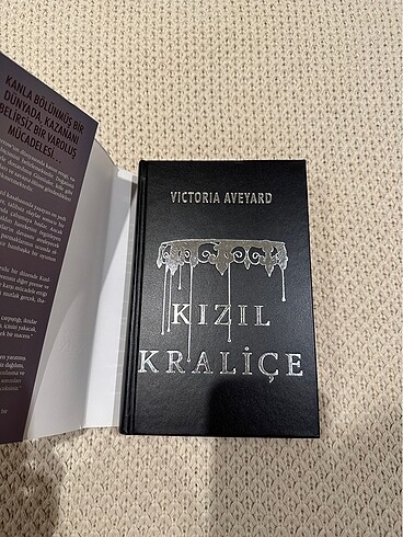  Kızıl kraliçe Victoria Aveyard kitap