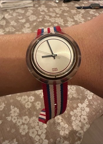 Swatch marka. Kemerli Retro Kadın Kol Saati