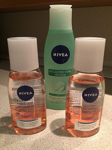 İki adet çift fazlı Nivea göz makyajı temizleyici bir adet cilt