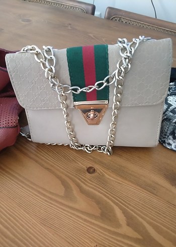 Zincir Detaylı Beyaz Deri Kadın Çanta