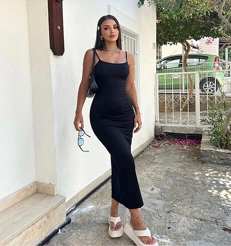Ayarlanabilir askılı siyah uzun elbise