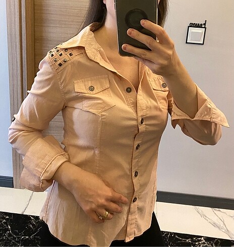 Taş detaylı cepli toz pembe gömlek bluz