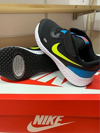 30 Beden NIKE Revolution Çocuk Ayakkabısı
