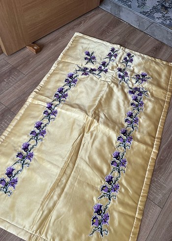 Sarı Kumaş Üzerinde Mor Çiçek İşlemeli seccade - Görsel 2