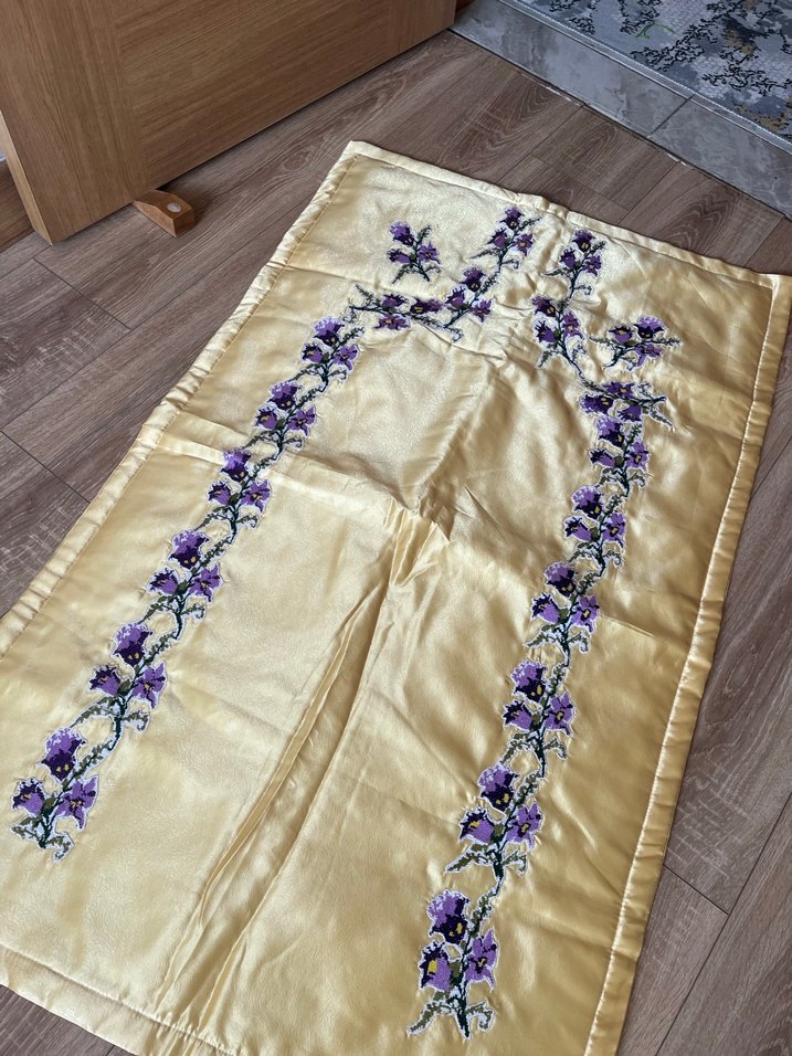 Sarı Kumaş Üzerinde Mor Çiçek İşlemeli seccade - Görsel 2