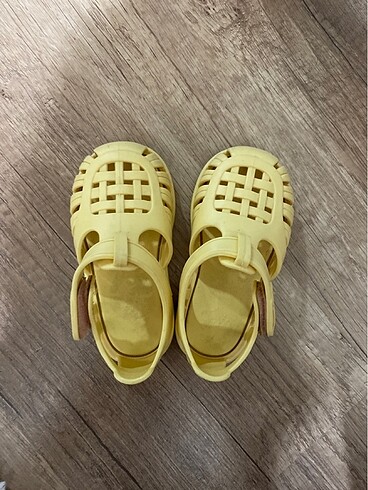21 Beden sarı Renk İgor marka sandalet