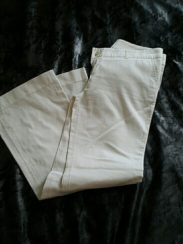 İki adet beyaz pantol9n