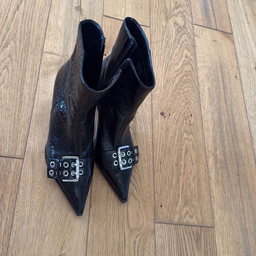 Siyah Parlak Deri Stiletto Bot tokalı kemerli - Görsel 3