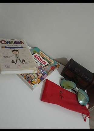 2 tane okuma kitabı 1 tane güneş gözlüğü 1 tane sandık