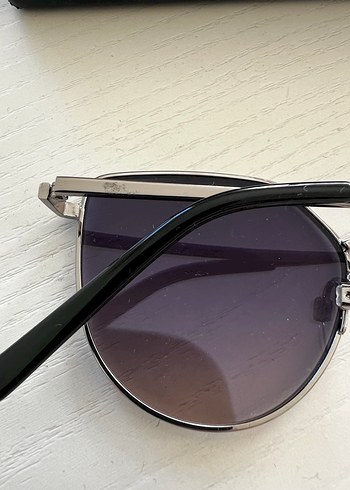 Klasik Şıklıkta Mavi Tokalı Kadın Güneş Gözlüğü - Görsel 4