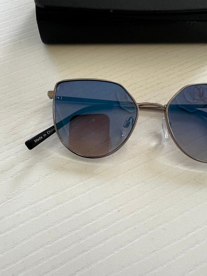 Klasik Şıklıkta Mavi Tokalı Kadın Güneş Gözlüğü - Görsel 3