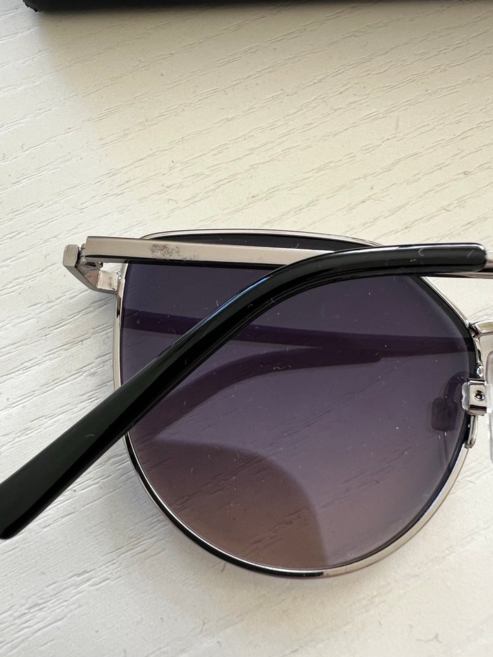 Klasik Şıklıkta Mavi Tokalı Kadın Güneş Gözlüğü - Görsel 4