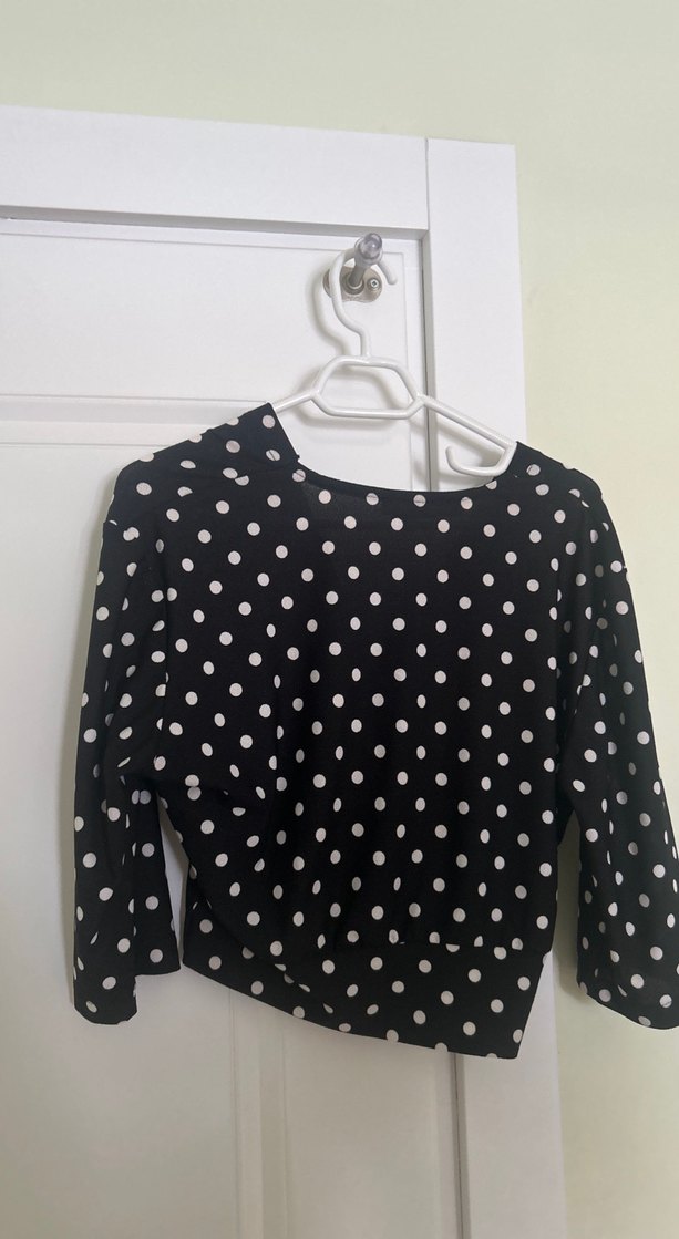 Siyah Beyaz Puantiyeli V Yaka Bluz - Görsel 3