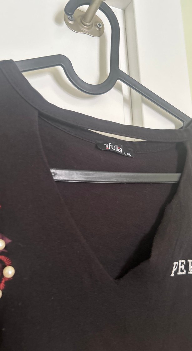 Siyah V Yaka Nakışlı Hamile Tişörtü - Görsel 2