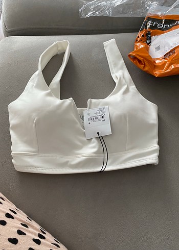 Beyaz V Yakalı Kolsuz Crop Top - Görsel 6