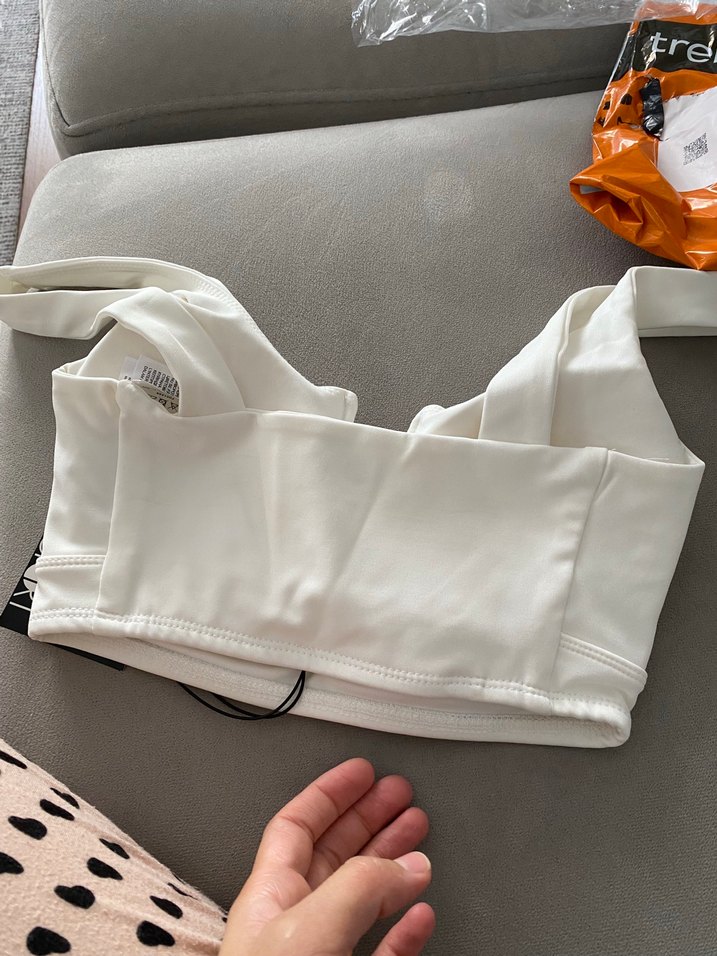 Beyaz V Yakalı Kolsuz Crop Top - Görsel 5