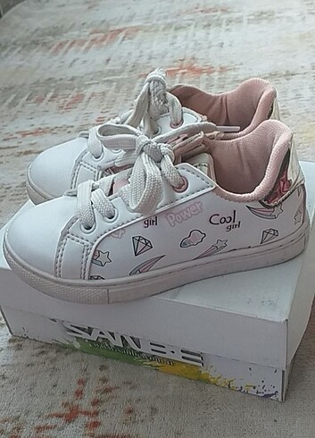 LC Waikiki Kiz cocuk ayakkabisi,çok temiz,hicbir yıpranma deforme yok