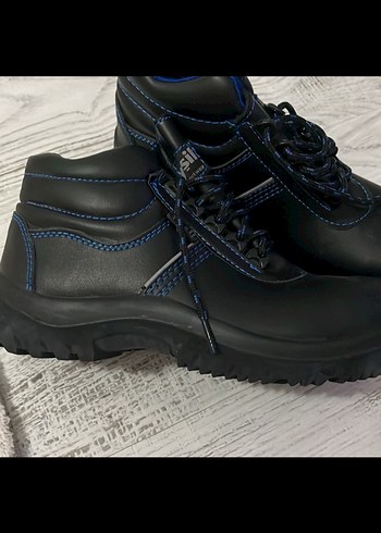 Siyah Bot - Görsel 3