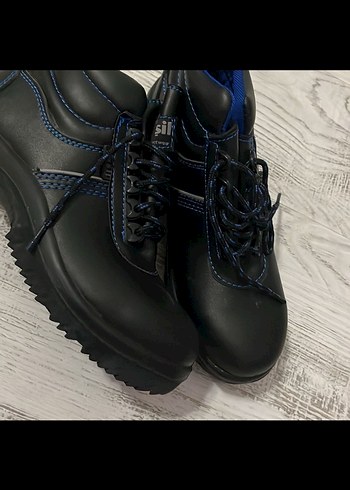 Siyah Bot - Görsel 2