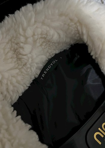 Siyah Kürklü Kısa Kadın Mont - Görsel 3