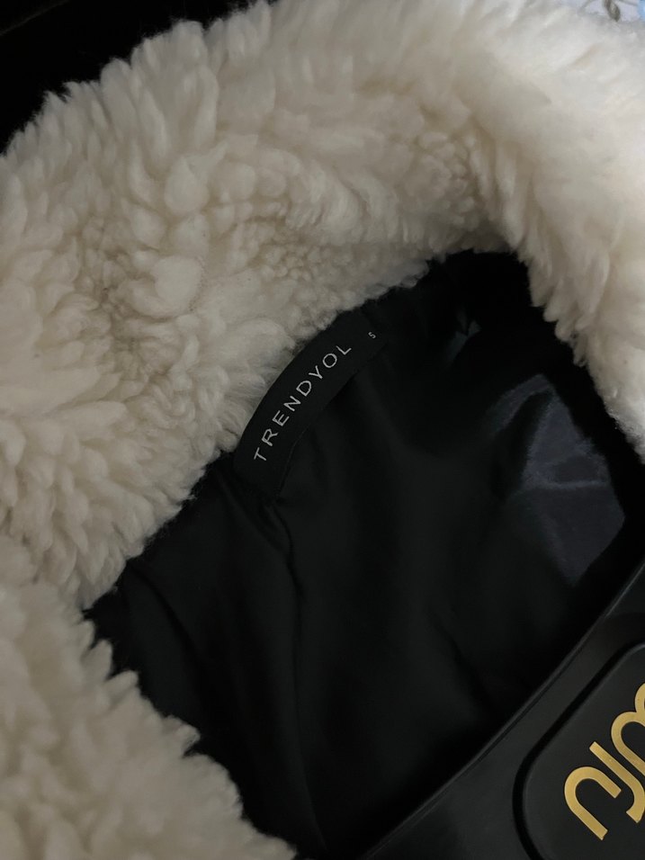 Siyah Kürklü Kısa Kadın Mont - Görsel 3