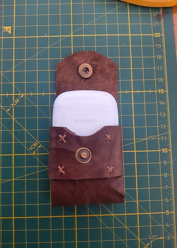 Düğmeli Kahverengi kablosuz kulaklık kabı - Görsel 2